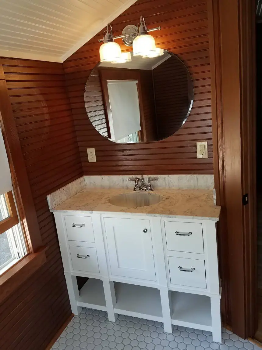 Modern bathroom design with a round mirror